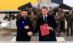 Handshake zwischen den Präsidenten Wolodymyr Selenskyj und Emmanuel Macron nach der feierlichen ...