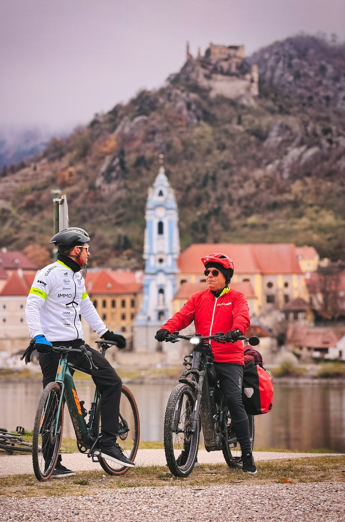 Michi und Siggi vor der imposanten Kulisse von Dürnstein mit Stiftskirche und legendärer ...