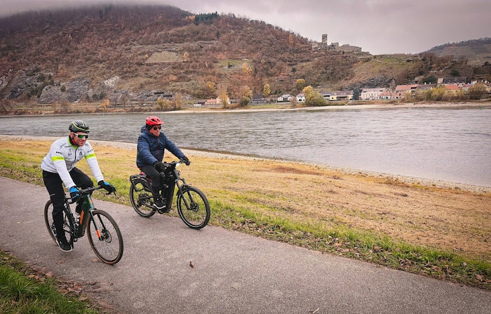 Es braucht schon eine gute Ausrüstung, um im November am Donauufer entlang zu radeln.