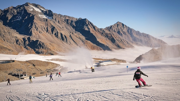 Skifahren und Snowboarden im Herbst in Österreichs Gletscherskigebieten ist einfach wunderschön.