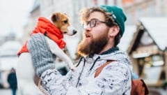 Glasscherben, Holzspieße, Essensreste und beengter Raum zwischen vielen Menschen kann für ...