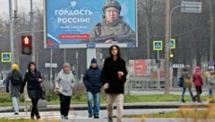 Kriegspropaganda mitten an einem Fußgängerübergang in Sankt Petersburg, Russland