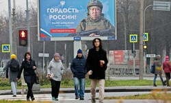 Kriegspropaganda mitten an einem Fußgängerübergang in Sankt Petersburg, Russland