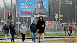Kriegspropaganda mitten an einem Fußgängerübergang in Sankt Petersburg, Russland