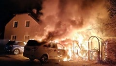 Mehrere Pkw wurden durch den Brand teils erheblich beschädigt.