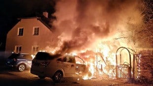 Mehrere Pkw wurden durch den Brand teils erheblich beschädigt.