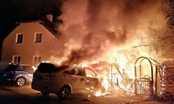 Mehrere Pkw wurden durch den Brand teils erheblich beschädigt.