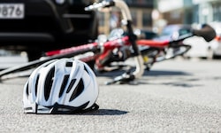 Die 37-Jährige wurde zuerst von einem Lkw angefahren und auf die Gegenfahrbahn geschleudert – ...
