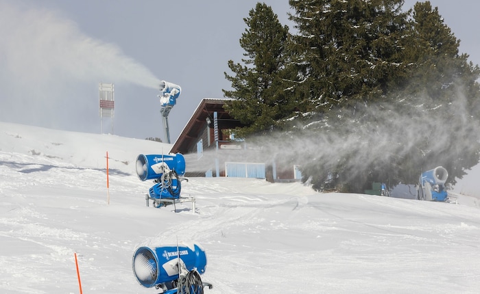 Bei Touren auf der Piste gefährlich: Kabel und Schläuche von Schneekanonen
