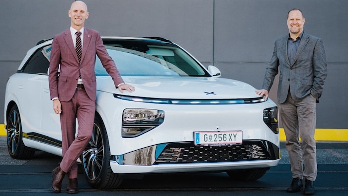 Landesrat Willibald Ehrenhöfer (links) und Kurt Bachmaier (Magna) vor einem Auto von Xpeng