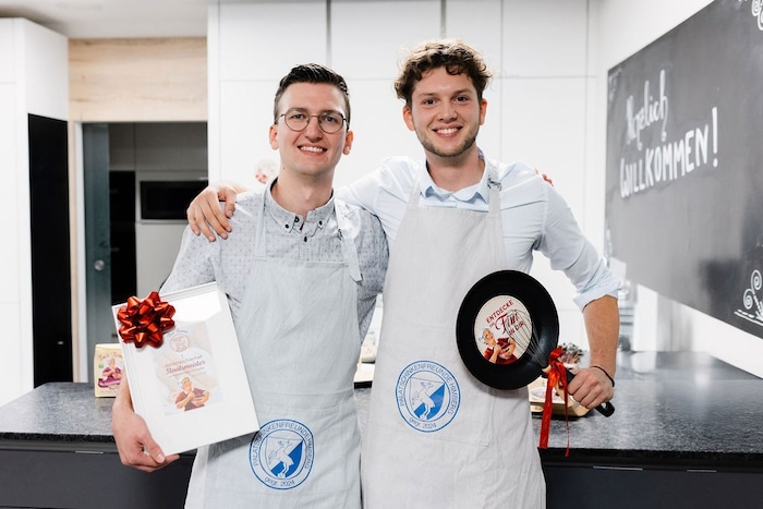 Die ersten Staatsmeister im Palatschinkenschupfen: Gabriel Marteau (li.) und David Hamp aus ...