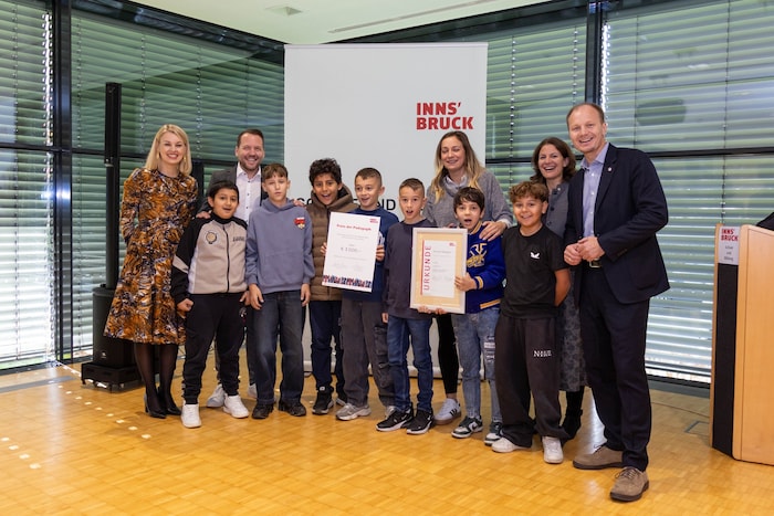 Die Volksschule Fischerstraße darf sich mit ihrem Fußballturnier über den ersten Preis freuen