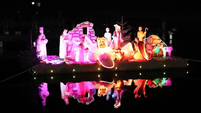 Im Yachthafen von Oggau kann man eine schwimmende Krippe bestaunen.