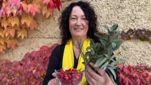 Sieglinde Salbrechter mit frischen Kräutern und Hagebutten.