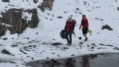 Ein 19-jähriger Deutscher (rechts) „wagte“ sich im Juli nach Neuschneefällen und bei Minusgraden ...