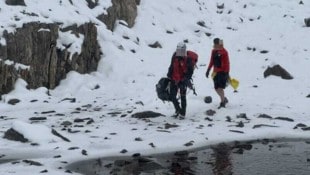 Ein 19-jähriger Deutscher (rechts) „wagte“ sich im Juli nach Neuschneefällen und bei Minusgraden ...