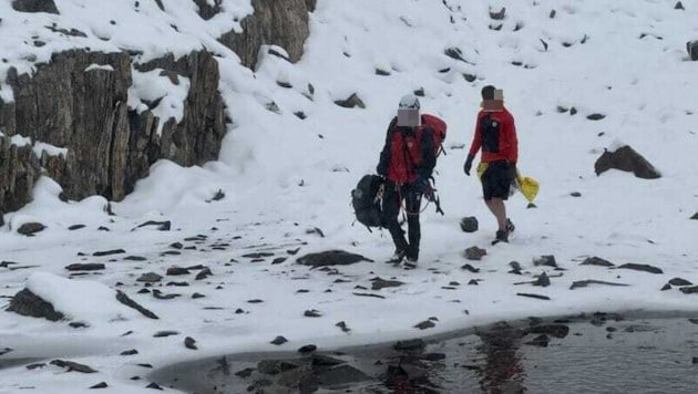 Ein 19-jähriger Deutscher (rechts) „wagte“ sich im Juli nach Neuschneefällen und bei Minusgraden ...
