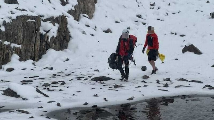 Ein 19-jähriger Deutscher (rechts) „wagte“ sich im Juli nach Neuschneefällen und bei Minusgraden ...
