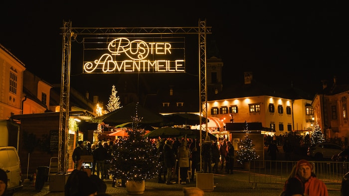 Für Tagesgäste gibt es Shuttle-Services: Zum Beispiel fährt ein Christkindl- Express von Wien zu ...