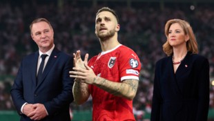 Andreas Babler (l.) und Beate Meinl-Reisinger (r.) werden Marko Arnautovic vor Ort die Daumen ...