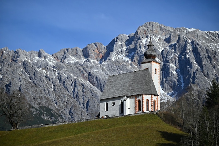 Die Pfarrkirche in Dienten mit dem Hochkönig im Hintergrund.