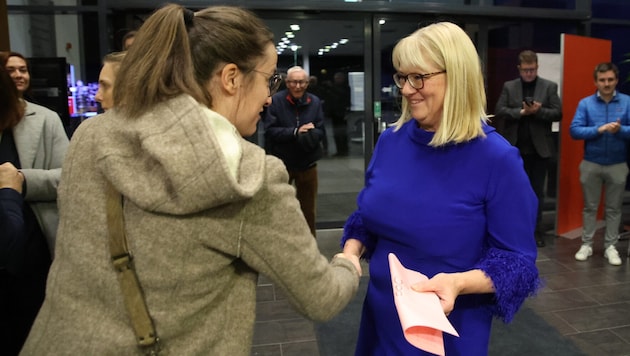 Magdalena Mahler (HUG), die überraschend Platz zwei belegte, gratulierte Daniela Rosenegger.