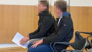 Das Vater-Sohn-Gespann hatte sich im Februar von seiner brutalen Seite gezeigt – im Gerichtssaal ...