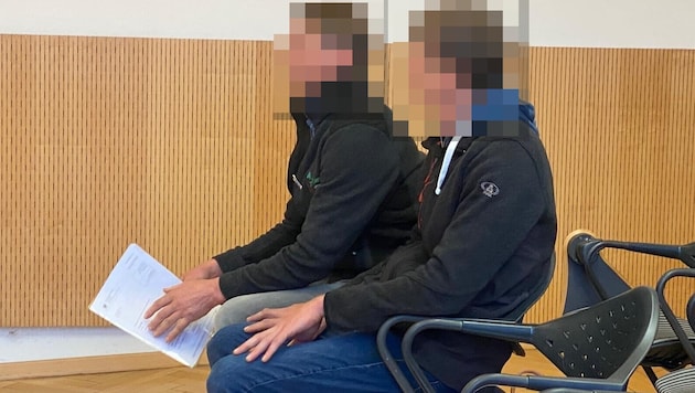 Das Vater-Sohn-Gespann hatte sich im Februar von seiner brutalen Seite gezeigt – im Gerichtssaal ...