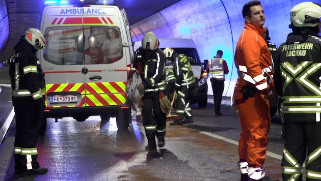 Die Einsatzkräfte im Pfändertunnel am Montag.