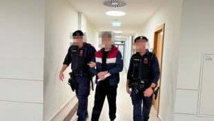 Mit zig handgeschriebenen Zetteln in der Hand, wird der junge Serbe aus der U-Haft vorgeführt.