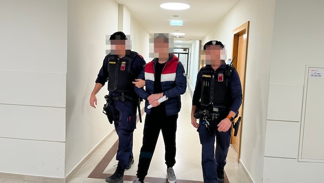 Mit zig handgeschriebenen Zetteln in der Hand, wird der junge Serbe aus der U-Haft vorgeführt.