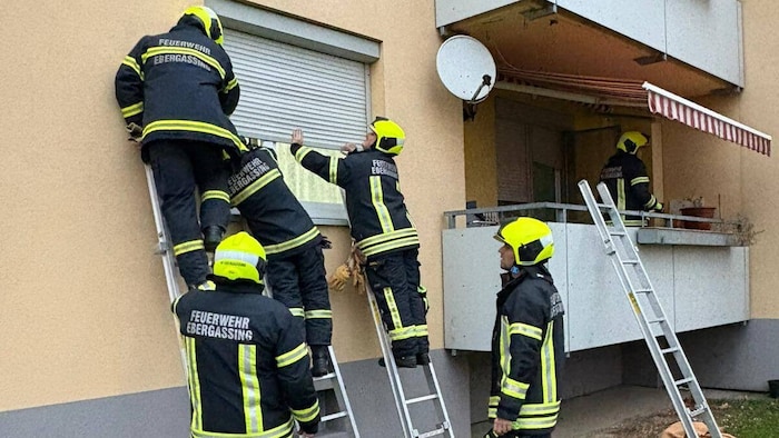 In Ebergassing rückte die Feuerwehr aus, weil ein Kleinkind seine Mama ausgesperrt hatte.