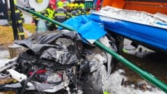 Der Lenker des Autos verstarb noch an der Unfallstelle.