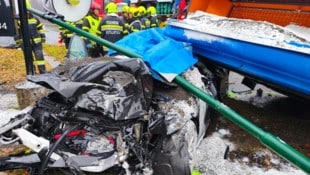 Der Lenker des Autos verstarb noch an der Unfallstelle.