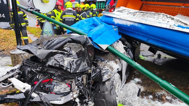 Der Lenker des Autos verstarb noch an der Unfallstelle.