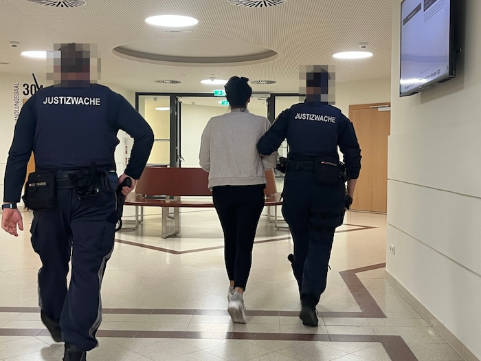 Die 31-Jährige sitzt seit dem WEGA-Einsatz in U-Haft.