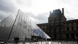 Im Pariser Louvre haben zwei Belgier ein eigenes Bild an die Wand gehängt, es blieb allerdings ...