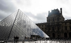 Im Pariser Louvre haben zwei Belgier ein eigenes Bild an die Wand gehängt, es blieb allerdings ...