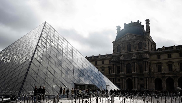 Im Pariser Louvre haben zwei Belgier ein eigenes Bild an die Wand gehängt, es blieb allerdings ...