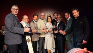 Segnung des Landesweins: Reinhard Zöchmann, Pater Paul, Weinpate Christoph Metzker, Landesvize ...