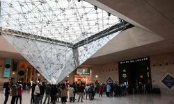 Das weltberühmte Museum kommt derzeit kaum aus den Schlagzeilen – diesmal bereiten rissige Böden ...