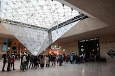 Das weltberühmte Museum kommt derzeit kaum aus den Schlagzeilen – diesmal bereiten rissige Böden ...