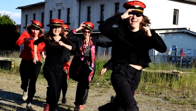 Die Bahnhofsfrauen haben erneut eine Petition„Bahnhof bleibt“ gestartet um den geliebten Bahnhof ...