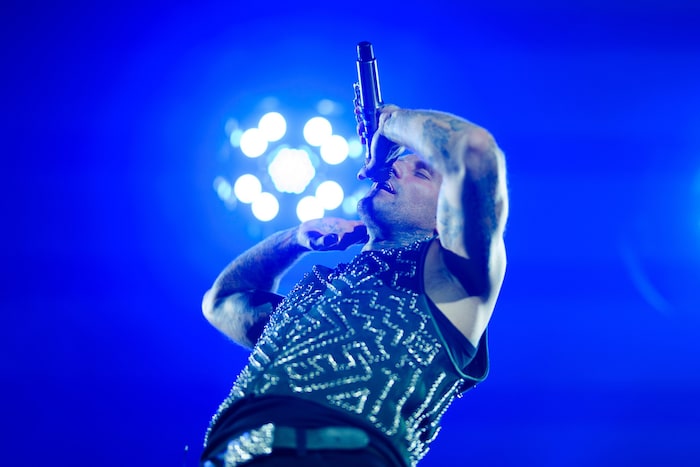 Der 38-Jährige lieferte eine starke Bühnenperformance – auf der Bühne wurde es warm, wie er im ...