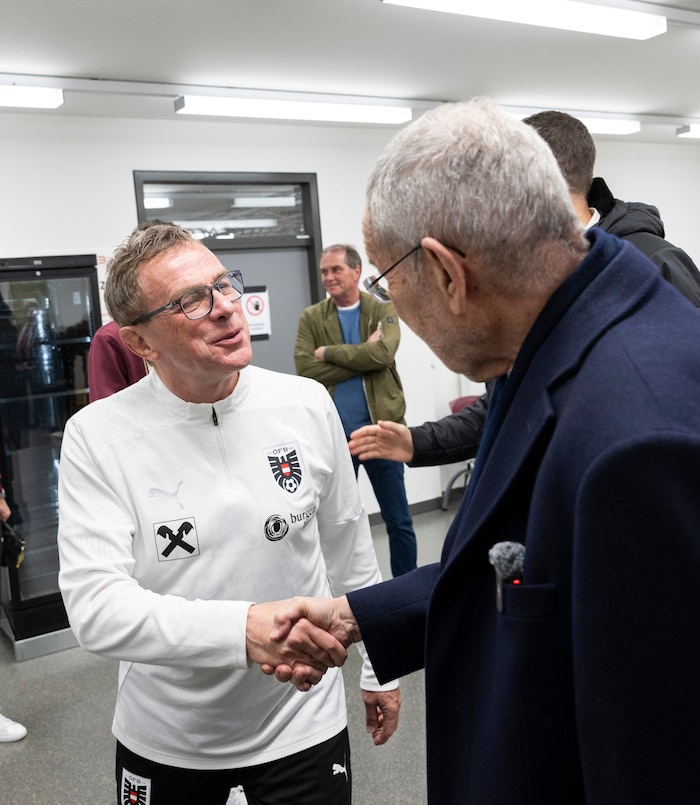 Bundespräsident Alexander van der Bellen besuchte Montag Teamchef Ralf Rangnick und seine ...