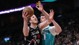 Jakob Pöltl (l.) steuerte 13 Punkte bei.