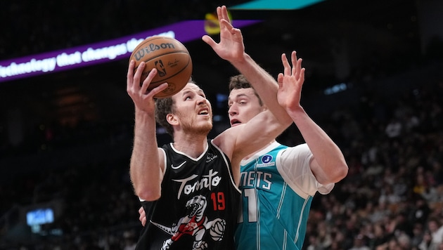 Jakob Pöltl (l.) steuerte 13 Punkte bei.