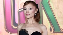 Ariana Grande, die in der Musical-Verfilmung die „gute Hexe“ Glinda spielt, schritt gerade mit ...