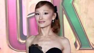 Ariana Grande, die in der Musical-Verfilmung die „gute Hexe“ Glinda spielt, schritt gerade mit ...