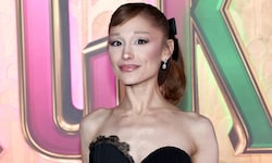 Ariana Grande, die in der Musical-Verfilmung die „gute Hexe“ Glinda spielt, schritt gerade mit ...